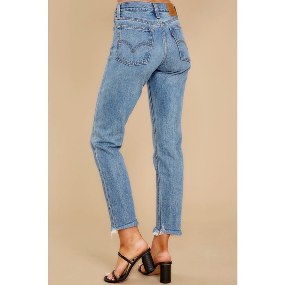 Levi’s Premium Big E Button Fly Wedgie Raw Hem Light Wash Jeans Size 28 - Picture 5 of 13